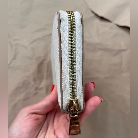 Coach Crossgrain leather accordion zip wallet in chalk/gold - Picture 4 of 11